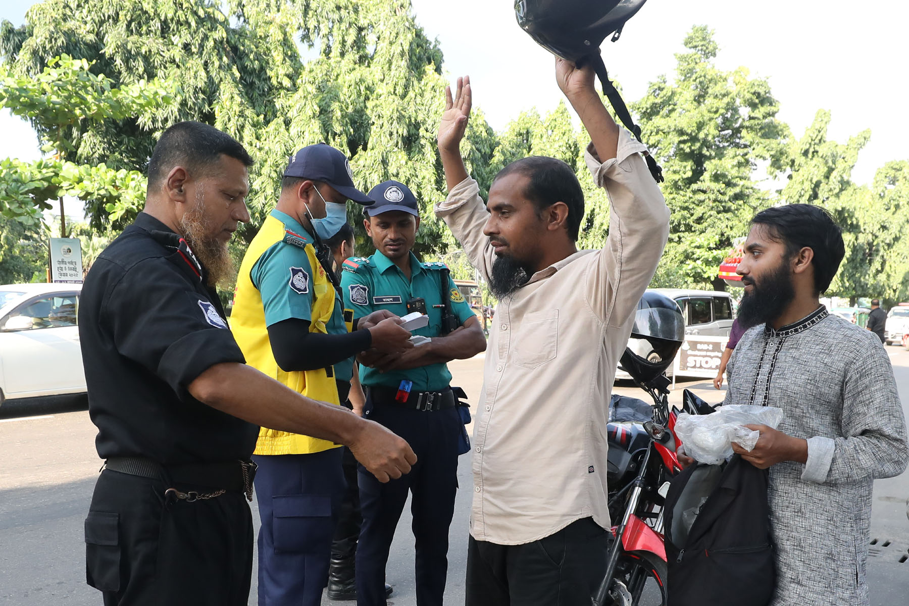 Police and RAB search vehicles at Dhanmondi 32 on National Mourning Day, with a motorcyclist being inspected in the frame. Photo: AH Mintu/V7N
